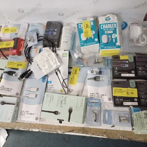 LOT OF APPROX 30 ASSORTED TECH ITEMS TO INCLUDE PHONE CHARGERS, ADAPTERS, USB CABLES ETC