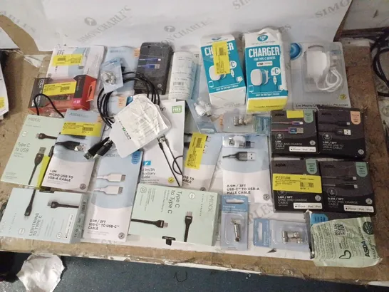 LOT OF APPROX 30 ASSORTED TECH ITEMS TO INCLUDE PHONE CHARGERS, ADAPTERS, USB CABLES ETC