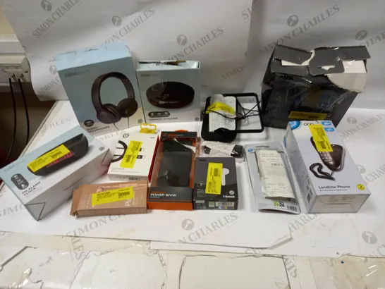 BOX OF ELECTRICAL ITEMS TO INCLUDE HEADPHONES. CLOCKS AND ANTENNAS