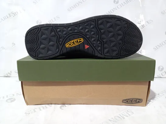 BOXED PAIR OF KEEN JASPER II SHOES IN BLACK UK SIZE 10.5