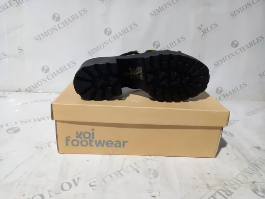 BRAND NEW BOXED PAIR OF KOI VEGAN LEATHER BLOOMING DAISY OASIS STRAPPY SLIDERS IN BLACK UK SIZE 4