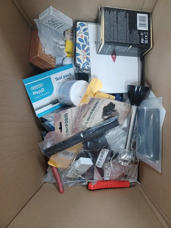 BOX OF APPROXIMATELY 30 ASSORTED HOUSEHOLD PRODUCTS TO INCLUDE MOP CLEANER, 3 GANG ADAPTER, LED LIGHTS ETC 