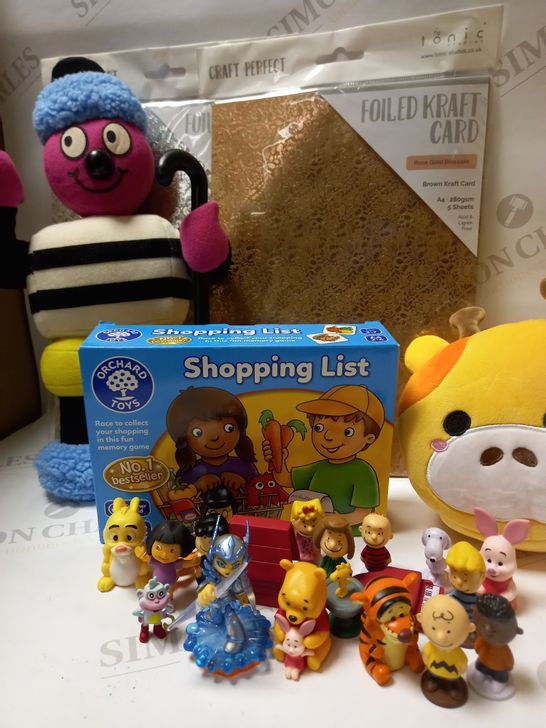 LOT OF ASSORTED ITEMS TO INCLUDE WINNIE THE POOH MINIATURE FIGURES. CHARLIE BROWN MINIATURE FIGURES, RELAXEAZZZ TRAVEL PILLOW, ETC.