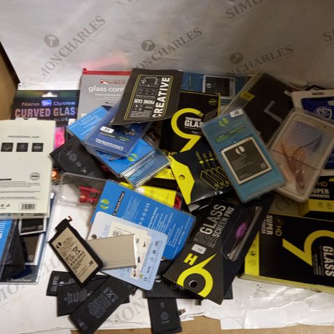 LOT OF APPROXIMATELY 15 ASSORTED GOODS TO INCLUDE TEMPERED GLASS, DATA CABLE, AND FASHION CASE ETC.