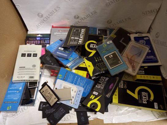 LOT OF APPROXIMATELY 15 ASSORTED GOODS TO INCLUDE TEMPERED GLASS, DATA CABLE, AND FASHION CASE ETC.