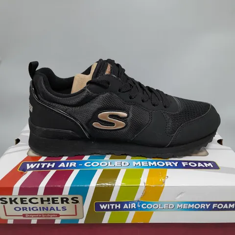BOXED PAIR OF SKECHERS TRAINERS BLACK SIZE 4