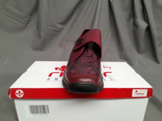 BOXED PAIR OF RIEKER SHOES W. BUTTON IN RED WINE SIZE 7.5