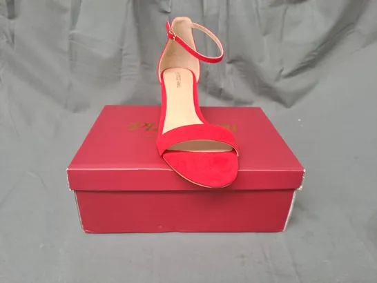 BOXED PAIR OF PIZZ ANNU OPEN TOE BLOCK HEEL SANDALS IN RED UK SIZE 6