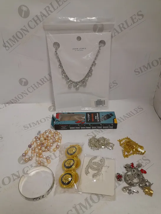 BOX OF ASSORTED LOOSE & BOXED JEWELLERY ITEMS TO INCLUDE CHARM BRACELET WITH CHARMS, BANGLES, STUD EARRINGS ETC 