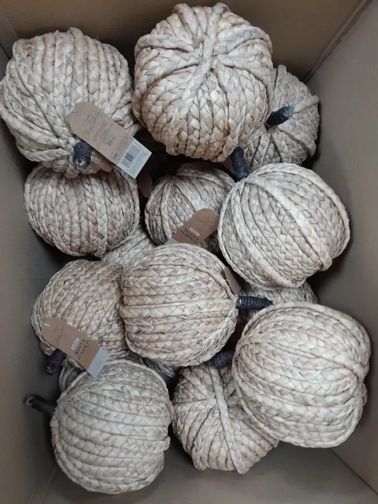 BOX OF APPROXIMATELY 20 SMALL WOVEN PUMPKIN 