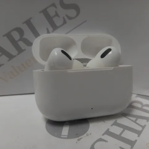 TRUE WIRELESS EARBUDS IN WHITE