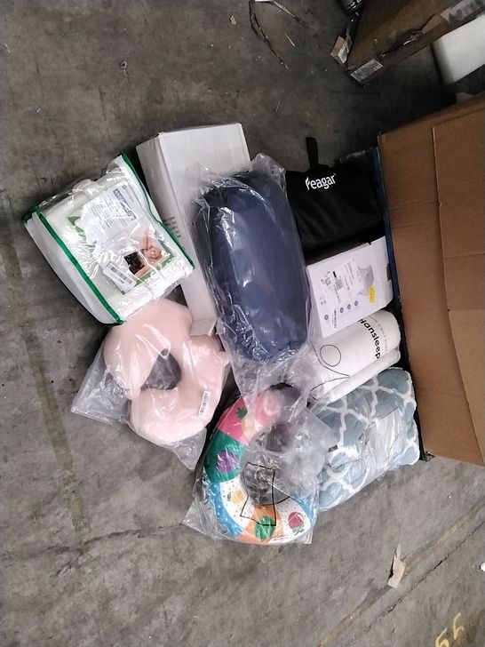 PALLET OF ASSORTED ITEMS TO INCLUDE: KNEE PILLOW, NECK PILLOW, THROWS, NOFFA PILLOW ETC