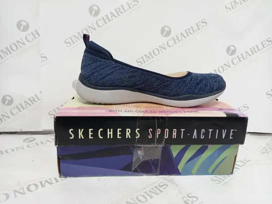 SIZE 5 SKETCHERS MICROBURST PUMP NAVY