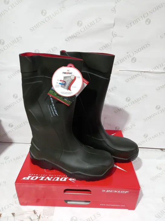 BOXED PAIR OF BRAND NEW DUNLOP PUROFORT WELLINGTON BOOTS - SIZE 13