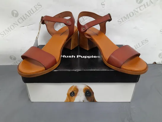 BOXED PAIR OF HUSH PUPPIES OPEN TOE LOW BLOCK HEEL SANDALS IN BROWN EU SIZE 39