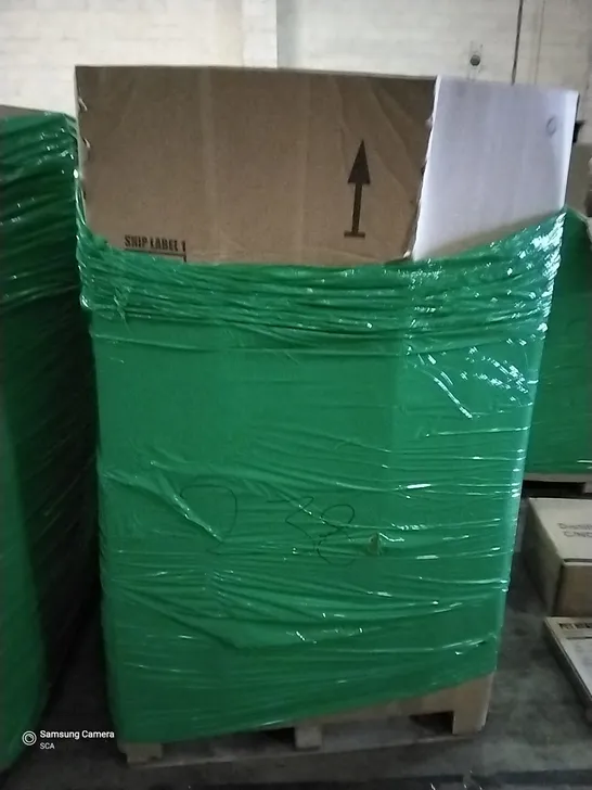 PALLET OF ASSORTED ITEMS INCLUDING PET HEAT MAT, DISTILLER, CONTOUR MEMORY FOAM PILLOW, DESK, ELEGANT RADIATOR COVER, HOMIDEC TELESCOPIC LADDER