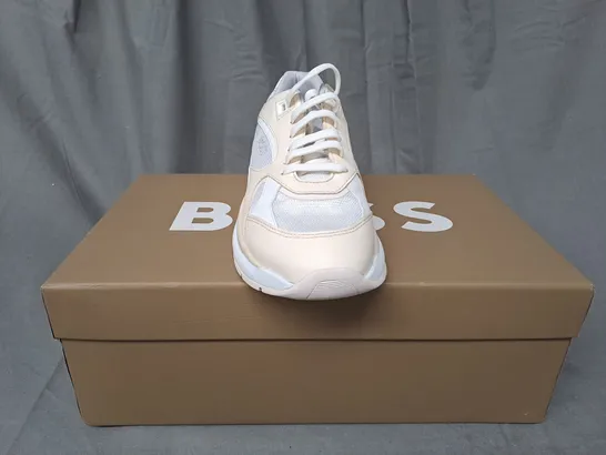 BOXED PAIR OF BOSS SKYLAR RUNNER TRAINERS IN WHITE UK SIZE 5