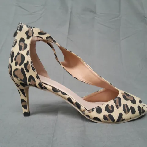 BOXED PAIR OF DESIGNER OPEN TOE HEELED SHOES IN LEOPARD PRINT DESIGN EU SIZE 41