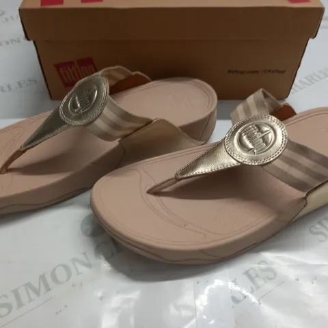 BOXED PAIR OF FITFLOP WALKSTAR TOE POST SANDALS IN PLATINO - UK 8