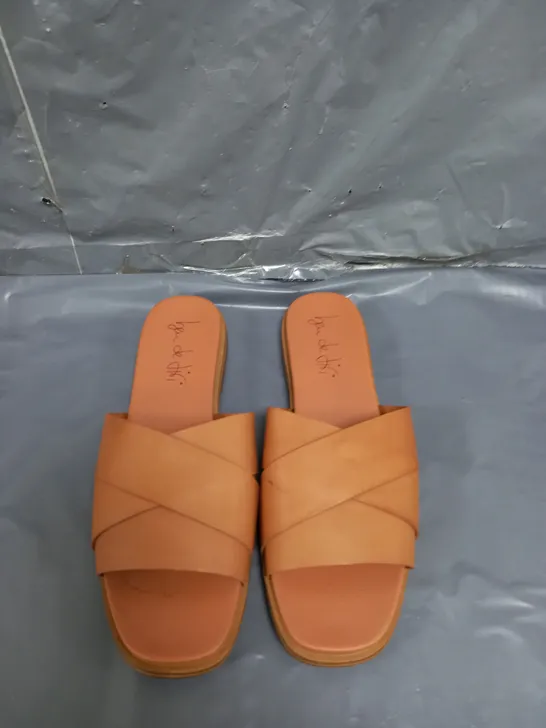 BEN DE LISI SANDALS BROWN SIZE 8