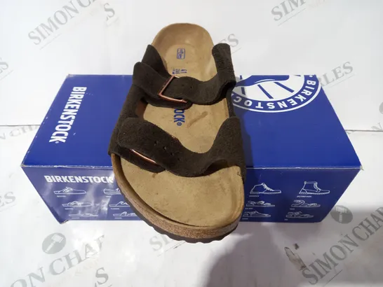 BOXED PAIR OF BIRKENSTOCK ARIZONA BS OPEN TOE SANDALS IN MOCHA COLOUR UK SIZE 7.5