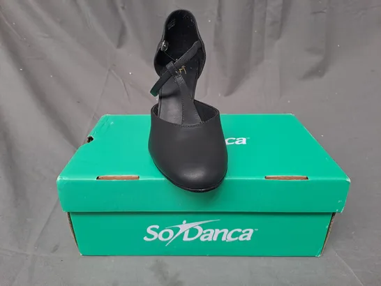 BOXED PAIR OF SO DANCA CLOSED TOE HEELED SHOES IN BLACK UK SIZE 4