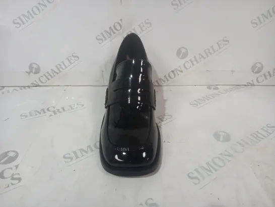 BOXED PAIR OF DESIGNER BLOCK HEEL SLIP-ON SHOES IN GLOSSY BLACK SIZE 4