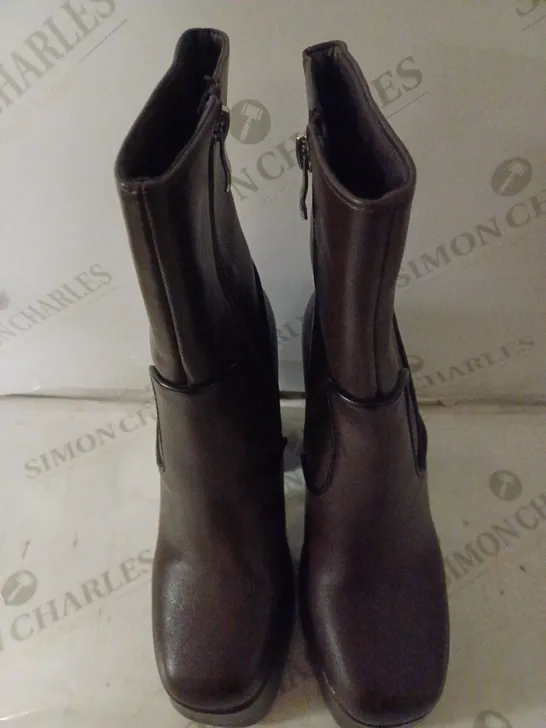 PAIR OF KOI WOMEN'S CHOCOLATE BROWN PLATFORM BOOTS SIZE 6