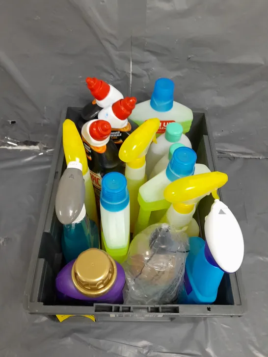 TOTE OF APPROX 10 CLEANING PRODUCTS TO INCLUDE , ALL PURPOSE CLEANER , DETERGENT , WASHROOM CLEANER , ETC 