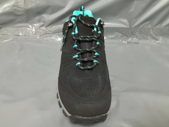 BOXED PAIR OF MOUNTAIN WAREHOUSE MCLEOD WIDE FIT WALKING SHOES IN BLACK/BLUE UK SIZE 6