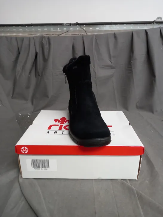 BOXED PAIR OF RIEKER CUFF DETAIL WATER RESISTANT BOOTS IN BLACK - SIZE 6.5