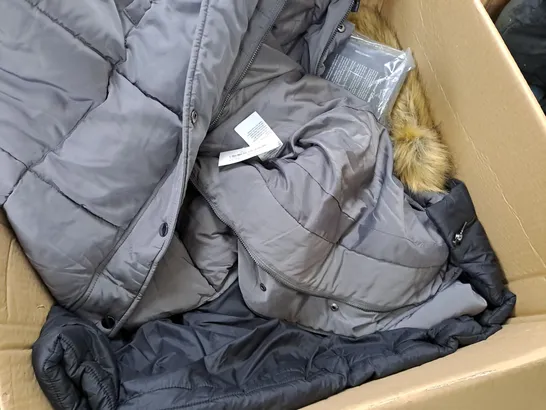 LARGE BOX OF ASSORTED CLOTHING ITEMS TO INCLUE COATS, SWEATERS AND FLEECES, ETC