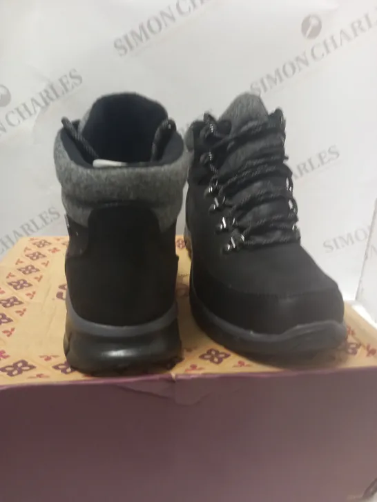 BOXED BLACK SKETCHERS WARM WORK BOOTS - SIZE 6 1/2