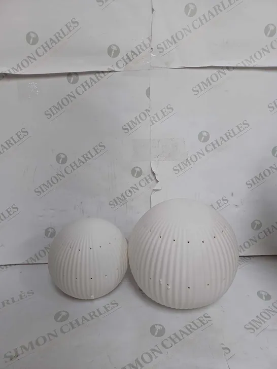 DECORATIVE BALLS SET OF 2 IN WHITE WITH LEDS