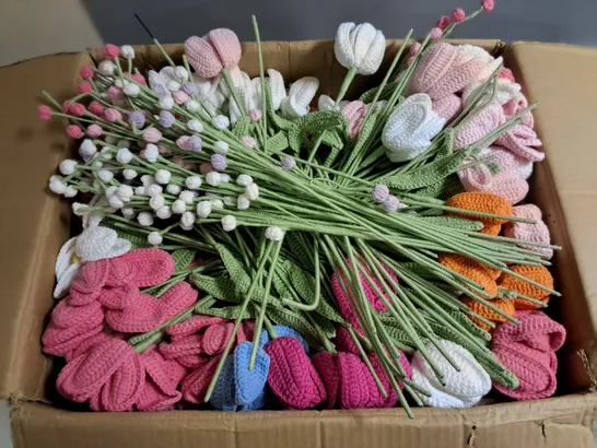 LARGE QUANTITY OF ASSORTED KNITTED FLOWERS IN VARIOUS COLOURS AND STYLES