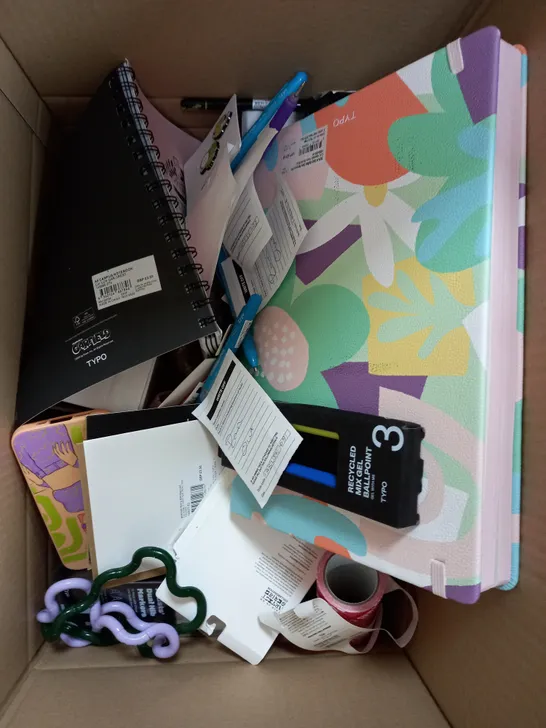 BOX OF APPROXIMATELY 15 ASSORTED ITEMS TO INCLUDE AFFIRMATION CARDS, DESK FRAME, HEADPHONES ETC