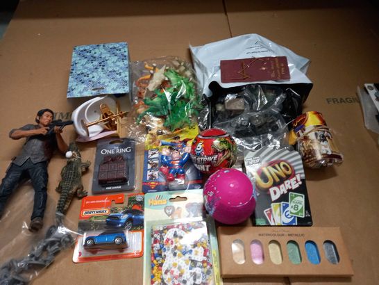 CRATE OF ASSORTED TOY AND ACTIVITY ITEMS TO INCLUDE ONE RING DICE, UNO DARE AND MINIATURE PLAYSET ITEMS
