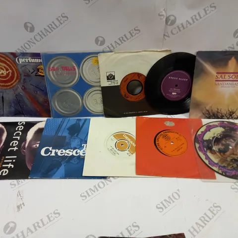 APPROX. 10 X ASSORTED MUSIC VINYL'S - SMALLER SIZED. ARTISTS VARY 