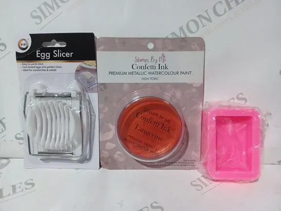 APPROXIMATELY 15 ASSORTED HOUSEHOLD ITEMS TO INCLUDE CONFETTI INK, EGG SLICER, ETC