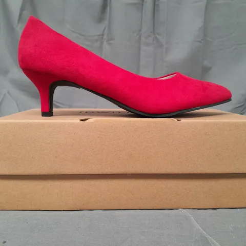 BOX OF APPROXIMATELY 8 JD WILLIAMS HEELED SLIP-ON SHOES IN RED - VARIOUS SIZES