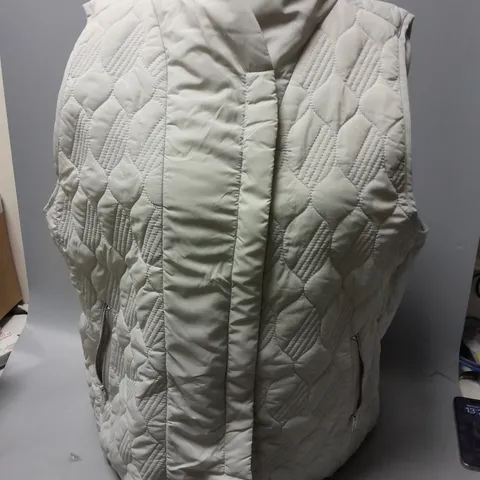 MARLA WYNNE QUILTED GILET IN WHITE SIZE XL