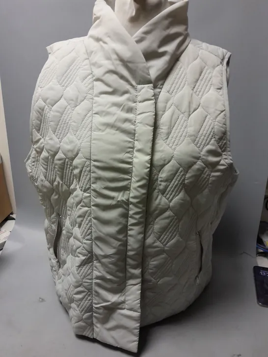 MARLA WYNNE QUILTED GILET IN WHITE SIZE XL