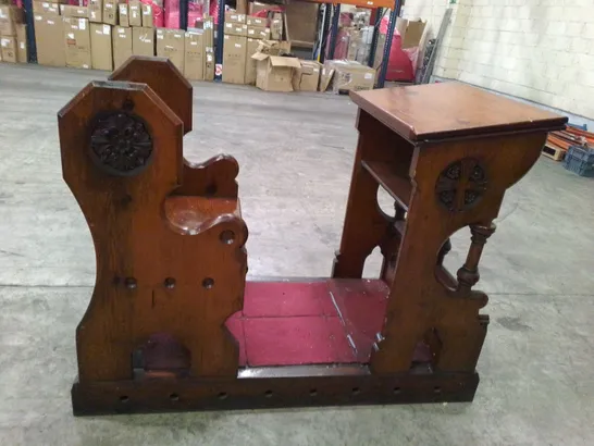  VINTAGE MAHOGANY EFFECT ORNATE CLERGY CHAIR PEW BENCH WITH TEXT STAND AND CARPETED KNEELING SPACE