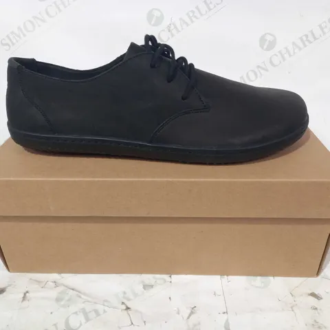 BOXED PAIR OF VIVO BAREFOOT LACE UP SHOES IN BLACK EU SIZE 46