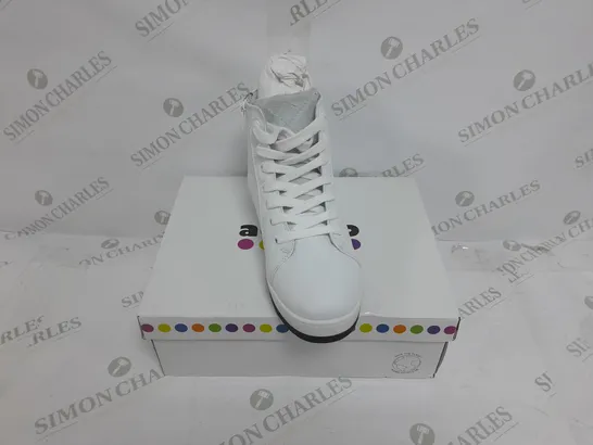 ADESSO LEATHER HIGH TOP TRAINER BOOTS IN WHITE SIZE 7 