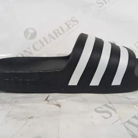 BOXED PAIR OF ADIDAS SLIDERS IN BLACK/WHITE UK SIZE 6