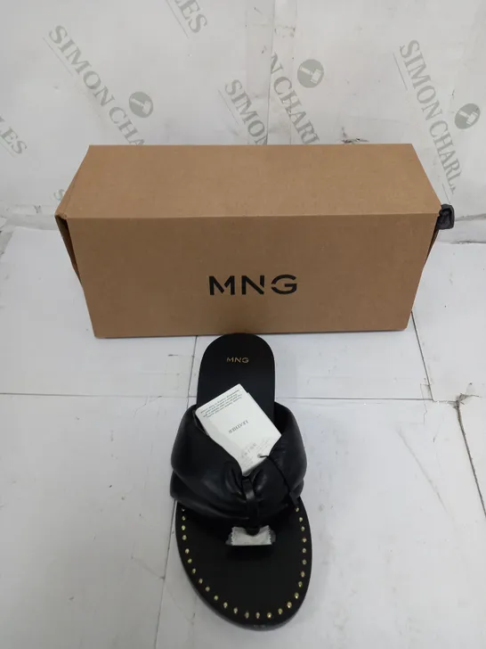 BOXED PAIR OF MNG LEATHER SANDALIA FOMY IN BLACK SIZE 36