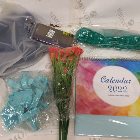 BOX OF APPROXIMATELY 20 ASSORTED HOUSEHOLD ITEMS TO INCLUDE 2022 CALENDAR, PHONE CASE, ARTIFICIAL FLOWER DECORATIONS, ETC