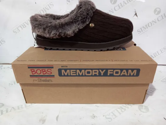 BOXED PAIR OF BOBS FROM SKECHERS MEMORY FOAM FAUX FUR LINED SLIPPERS IN BROWN UK SIZE 4.5