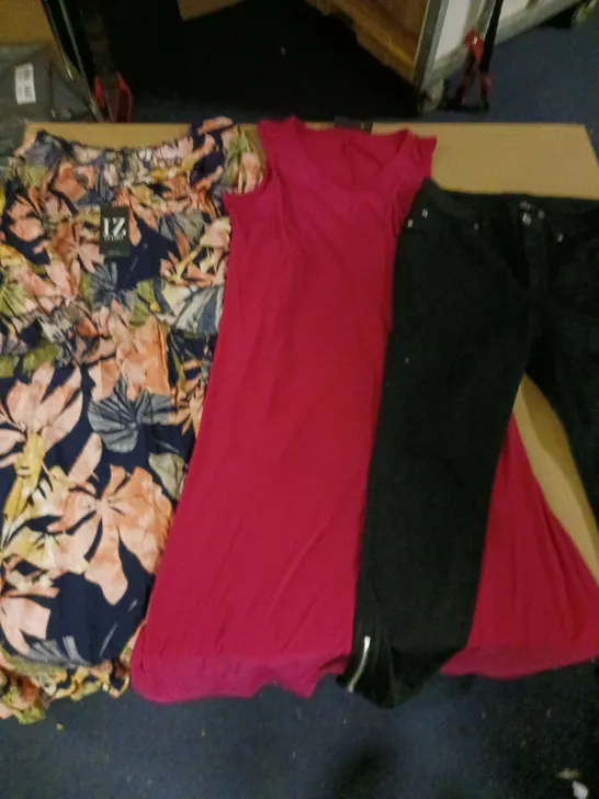 APPROXIMATELY 20 LADIES CLOTHING ITEMS TO INCLUDE JEANS, TOPS AND DRESSES